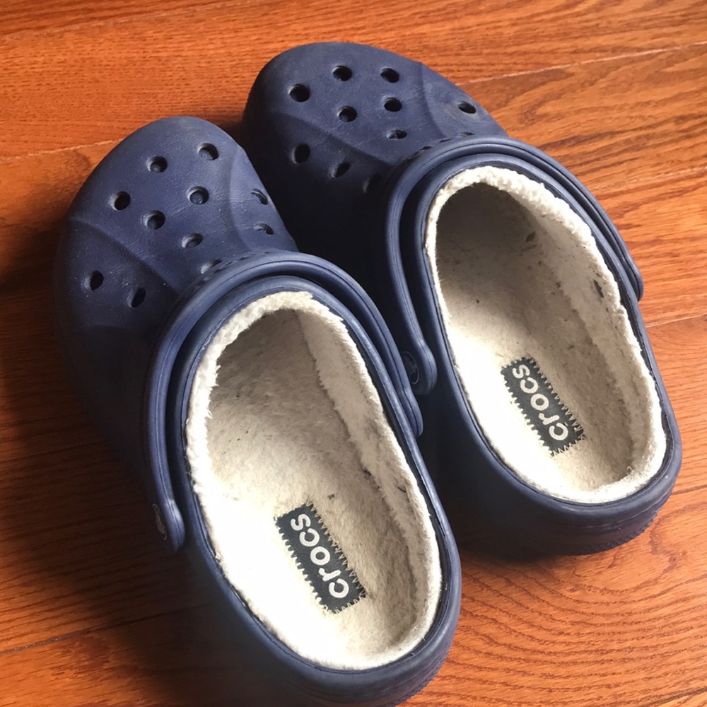 Fuzzy crocs blue Men’s 7. woman’s 9